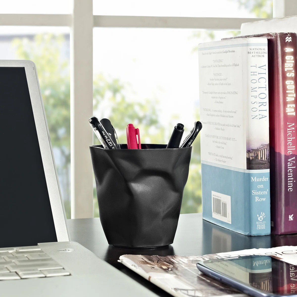 حامل أقلام بتصميم كوب متعرج لترتيب الأدوات المدرسية على المكتب Secondary image