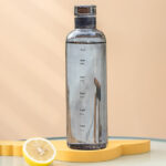 ⁦زجاجة اكليريك مقسمه بالساعات للتذكير والتحفيز علي شرب المياه وقت ممارسة الرياضة والعمل⁩ - الصورة ⁦3⁩