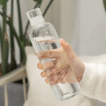 ⁦زجاجة اكليريك مقسمه بالساعات للتذكير والتحفيز علي شرب المياه وقت ممارسة الرياضة والعمل⁩ - الصورة ⁦4⁩