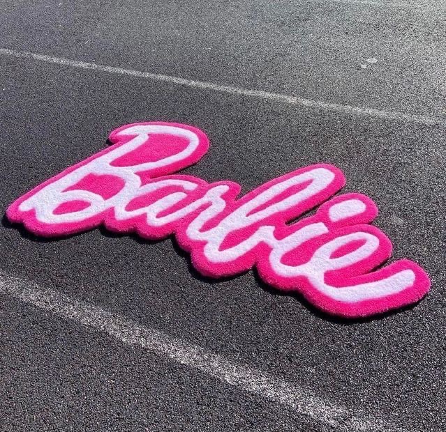 Barbie-Fluffy-Bedroom-Rug_All_4275_8.jpeg هاند ميد لتجديد وتغير ديكور غرف النوم والأطفال والليفنج Barbie سجادة - الصورة 1