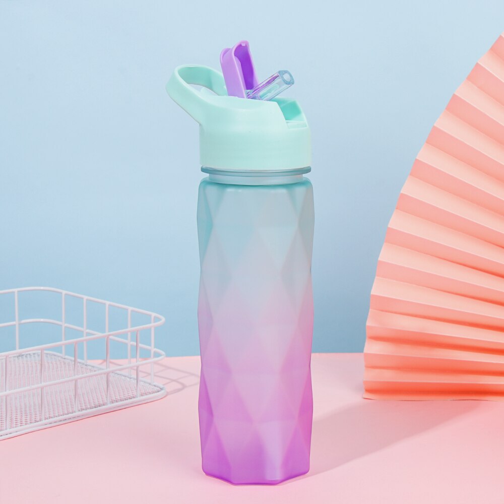 ⁦زجاجة مياه 650 ملي بشاليموه للجيم والدراسة والعمل بتدرج الوان مختلفة مبهجه⁩ - الصورة ⁦3⁩