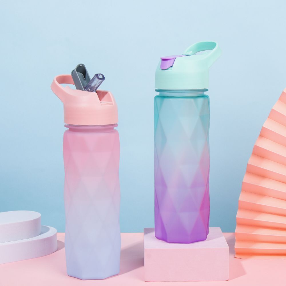 ⁦زجاجة مياه 650 ملي بشاليموه للجيم والدراسة والعمل بتدرج الوان مختلفة مبهجه⁩ - الصورة ⁦7⁩