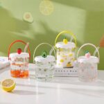 ⁦مج زجاجي للعصائر والمشروبات الدافئة 450 ملي بيد وغطاء سيليكون مع شاليموه باشكال فواكه مختلفة⁩ - الصورة ⁦2⁩