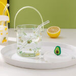 ⁦مج زجاجي للعصائر والمشروبات الدافئة 450 ملي بيد وغطاء سيليكون مع شاليموه باشكال فواكه مختلفة⁩ - الصورة ⁦3⁩