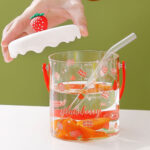 ⁦مج زجاجي للعصائر والمشروبات الدافئة 450 ملي بيد وغطاء سيليكون مع شاليموه باشكال فواكه مختلفة⁩ - الصورة ⁦7⁩