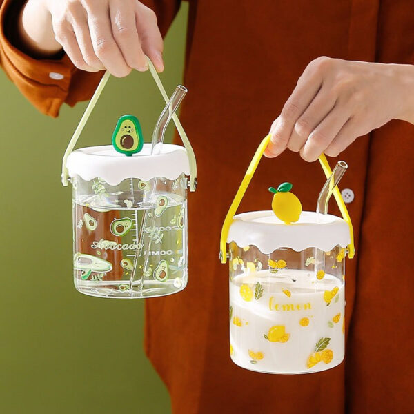 مج زجاجي للعصائر والمشروبات الدافئة 450 ملي بيد وغطاء سيليكون مع شاليموه باشكال فواكه مختلفة