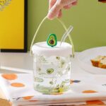 ⁦مج زجاجي للعصائر والمشروبات الدافئة 450 ملي بيد وغطاء سيليكون مع شاليموه باشكال فواكه مختلفة⁩ - الصورة ⁦8⁩