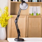 ⁦اباجورة ومصباح بمشبك وقاعدة للتثبيت على المكتب والسرير يدور للتحكم في زاوية الضوء للمذاكرة والقراءة⁩ - الصورة ⁦2⁩