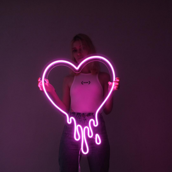 لافتة نيون علي شكل قلب لتجديد ديكور المنزل وتزين الحفلات