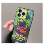 ⁦كفر ايفون 13 برو ماكس بلاستيك معالج ضد الكسر للحماية من الخدوش والصدمات بتصميم عالم سمسم⁩ - الصورة ⁦2⁩