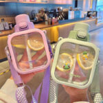 زمزمية مدرسية للاطفال 700 ملي بشاليموه لسهولة الشرب وحزام كروس لسهولة الحمل - الصورة 10