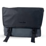 شنطة رجالي كروس جلد صناعي كبيره الحجم لحمل متعلقات الشغل والدراسة باقفال امامية للحفاظ علي المحتويات