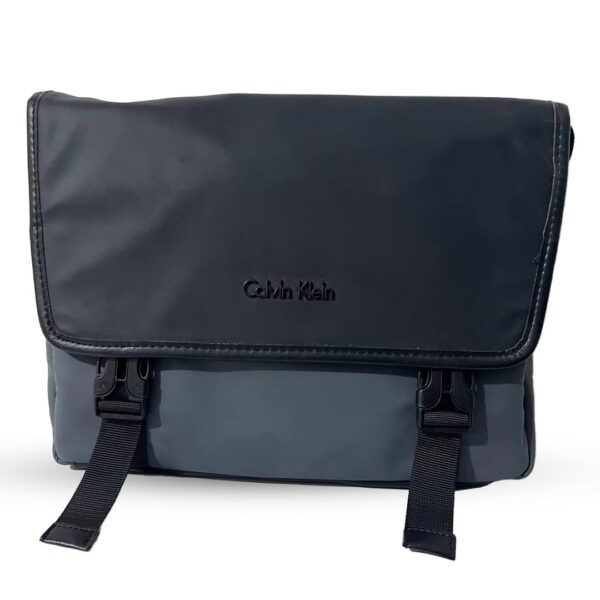 شنطة رجالي كروس جلد صناعي كبيره الحجم لحمل متعلقات الشغل والدراسة باقفال امامية للحفاظ علي المحتويات