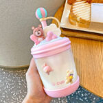 ⁦مج ميني 470 ملي للعصائر والمشروبات بشاليموه وغطاء بالعاب وكره لتغطيه الشالميوه والحفاظ علي نظافتها⁩ - الصورة ⁦3⁩