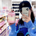 ⁦مج ميني 470 ملي للعصائر والمشروبات بشاليموه وغطاء بالعاب وكره لتغطيه الشالميوه والحفاظ علي نظافتها⁩ - الصورة ⁦6⁩