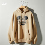 ⁦Never Stop Dreaming هودي اوفر سايز قطن باللون البيج⁩ - الصورة ⁦2⁩