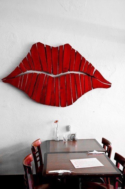Passion-Lips-3D-Wood-Wall-Art_All_4257_8.jpeg لوحة خشب هاند ميد علي شكل شفايف ثري دي لتجديد وتغير ديكور المنازل ومراكز التجميل - الصورة 1