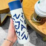 ⁦مج حراري استانليس ستيل 450 ملي للحفاظ علي حرارة المشروبات اطول وقت بتصميم ارقام وحروف بيد⁩ - الصورة ⁦2⁩