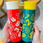 ⁦مج حراري استانليس ستيل 450 ملي للحفاظ علي حرارة المشروبات اطول وقت بتصميم ارقام وحروف بيد⁩ - الصورة ⁦3⁩