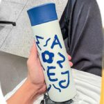 ⁦مج حراري استانليس ستيل 450 ملي للحفاظ علي حرارة المشروبات اطول وقت بتصميم ارقام وحروف بيد⁩ - الصورة ⁦5⁩