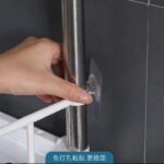 ⁦استاند منظم وحامل لادوات الحمام فوق التواليت ب ٢ رف وعليقات جانبية متعدد الاستخدامات⁩ - الصورة ⁦4⁩