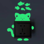 ⁦استيكر تزين الحائط لمفاتيح الكهرباء مضئ باللون الفسفوري بأشكال محتلفة⁩ - الصورة ⁦2⁩