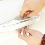 ⁦استيكر واقي مقبض باب السيارة من الخدوش والأتربة وتأثيرات الجو 5 قطع شفاف يناسب جميع السيارات⁩ - الصورة ⁦2⁩