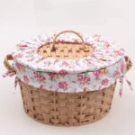 ⁦باسكت خوص دائري ببطانة كتان لحمل وتنظيم الملابس ولعب الأطفال بغطاء لحماية المحتويات من الأتربة ويد⁩ - الصورة ⁦3⁩