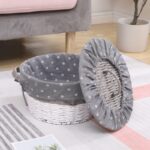 ⁦باسكت خوص دائري ببطانة كتان لحمل وتنظيم الملابس ولعب الأطفال بغطاء لحماية المحتويات من الأتربة ويد⁩ - الصورة ⁦4⁩