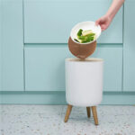 ⁦باسكت قمامة 7 لتر بغطاء تاتش وارجل خشبية لغرف النوم والليفنج والمطبخ والحمام⁩ - الصورة ⁦7⁩