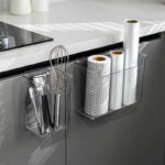 باسكت منظم وحامل لادوات المطبخ وعلب التوابل والمناديل يعلق علي درف المطبخ اكليريك شفاف