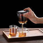 ⁦براد زجاج 1000 ملي بمصفاه قابلة للفصل بزرار للتحكم في نزول المشروبات للشاي والأعشاب بيد وغطاء محكم الغلق⁩ - الصورة ⁦3⁩