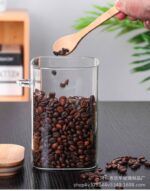 ⁦برطمان زجاج 1 لتر غطاء خشب ومعلقة لحفظ البقوليات والكورن فليكس والمكسرات ‏⁩ - الصورة ⁦5⁩