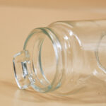 ⁦برطمان زجاج 100 ملي لحفظ وتخزين التوابل والزعفران والمستكة بغطاء شكل خشبي ومعلقة لسهولة الأستخدام⁩ - الصورة ⁦2⁩