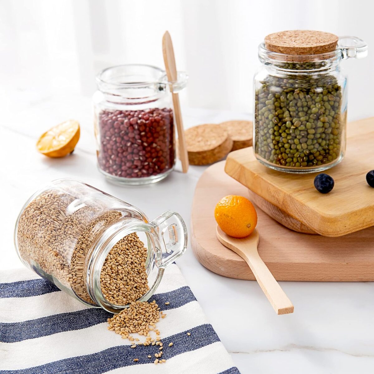 ⁦برطمان زجاج 50 ملي لحفظ وتخزين التوابل والزعفران والمستكة بغطاء شكل خشبي ومعلقة لسهولة الأستخدام⁩ - الصورة ⁦2⁩