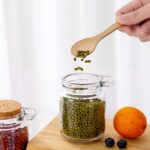 ⁦برطمان زجاج 50 ملي لحفظ وتخزين التوابل والزعفران والمستكة بغطاء شكل خشبي ومعلقة لسهولة الأستخدام⁩ - الصورة ⁦6⁩