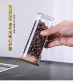 ⁦برطمان زجاج بغطاء خشبي 360 مللي لحفظ وتخزين التوابل⁩ - الصورة ⁦6⁩