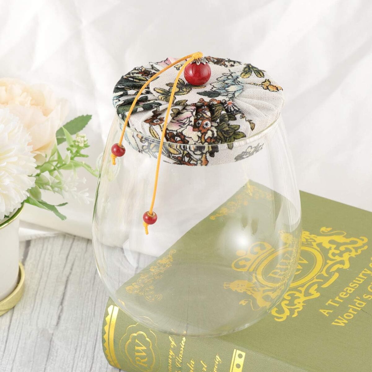 ⁦برطمان زجاج شفاف 700 ملي لحفظ البقوليات والمكسرات والكاندي بغطاء محكم الغلق مزين بقماش منقوش ورد⁩ - الصورة ⁦4⁩