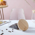 ⁦برطمان زجاج غطاء خشب ‏500 ملي ‏لحفظ وتنظيم ادوات المطبخ والإكسسوارات والميكب‏⁩ - الصورة ⁦3⁩