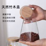 ⁦برطمان زجاج غطاء خشب ‏500 ملي ‏لحفظ وتنظيم ادوات المطبخ والإكسسوارات والميكب‏⁩ - الصورة ⁦4⁩