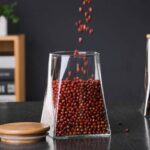 ⁦برطمان زجاج غطاء خشب ‏500 ملي ‏لحفظ وتنظيم ادوات المطبخ والإكسسوارات والميكب‏⁩ - الصورة ⁦5⁩