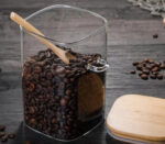 ⁦برطمان زجاجي 1400 ملي بغطاء خشبي ومعلقة لحفظ وتخزين الحبوب والبقوليات والتوابل متعدد الاستخدام⁩ - الصورة ⁦4⁩