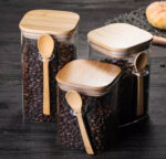 ⁦برطمان زجاجي 1400 ملي بغطاء خشبي ومعلقة لحفظ وتخزين الحبوب والبقوليات والتوابل متعدد الاستخدام⁩ - الصورة ⁦5⁩