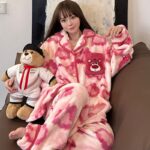 ⁦بيجامه لوتسو  أبو الأحضان فرو مبطنه من الداخل بجيب وزراير للتدفئة والتغلب علي برد الشتاء⁩ - الصورة ⁦3⁩