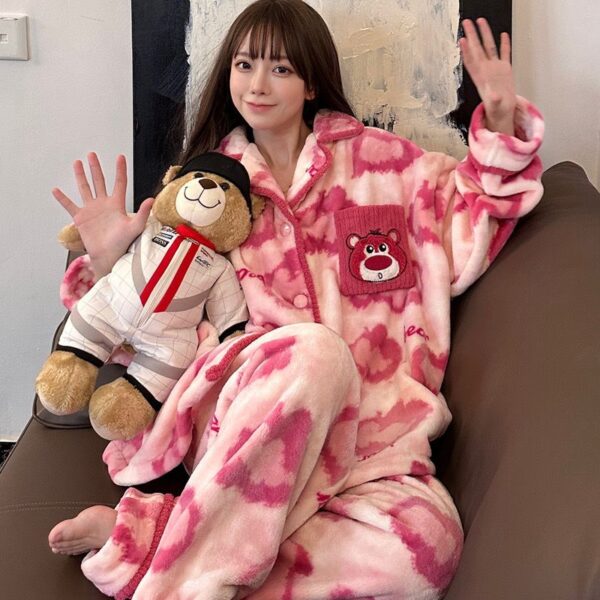 بيجامه لوتسو  أبو الأحضان فرو مبطنه من الداخل بجيب وزراير للتدفئة والتغلب علي برد الشتاء