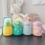 ⁦ترمس استانليس 650 ملي ستيل حافظ لحرارة المشروبات للاطفال اوقات الدراسة والخروج بشاليموه لسهولة الشرب⁩ - الصورة ⁦2⁩