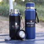 ⁦ترمس حراري محمول استانليس ستيل 1000 ملي بغطاء محكم الغلق و مصفاه للسفر والرحلات والتخييم⁩ - الصورة ⁦2⁩