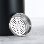 ⁦ترمس حراري محمول استانليس ستيل 1000 ملي بغطاء محكم الغلق و مصفاه للسفر والرحلات والتخييم⁩ - الصورة ⁦6⁩