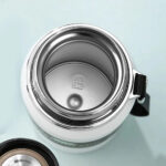 ⁦ترمس حراري محمول استانليس ستيل حافظ لحرارة المشروبات حتي 12 ساعة 800 ملي بغطاء محكم الغلق و مصفاه للسفر والرحلات⁩ - الصورة ⁦5⁩