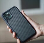 ⁦جراب ايفون سيليكون شفاف بزخارف وإطار باللون الاسود لحماية الموبايل والكاميرا من الخدوش والصدمات⁩ - الصورة ⁦2⁩